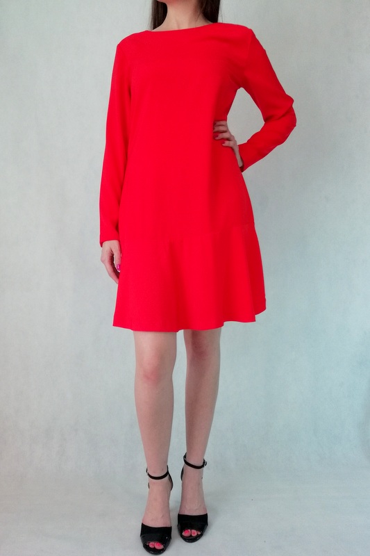 elegancka sukienka czerwona rozszerzana z długim rękawem
