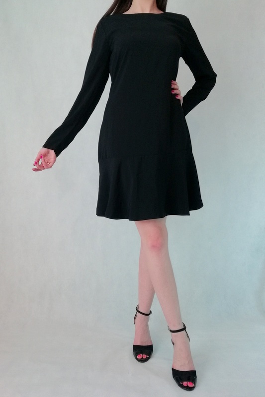 czarna sukienka elegancka rozszerzana z długim rękawem