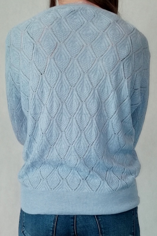 błękitny sweter ażurowy