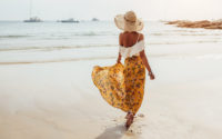 dziewczyna na plaży w spódnicy i kapeluszu