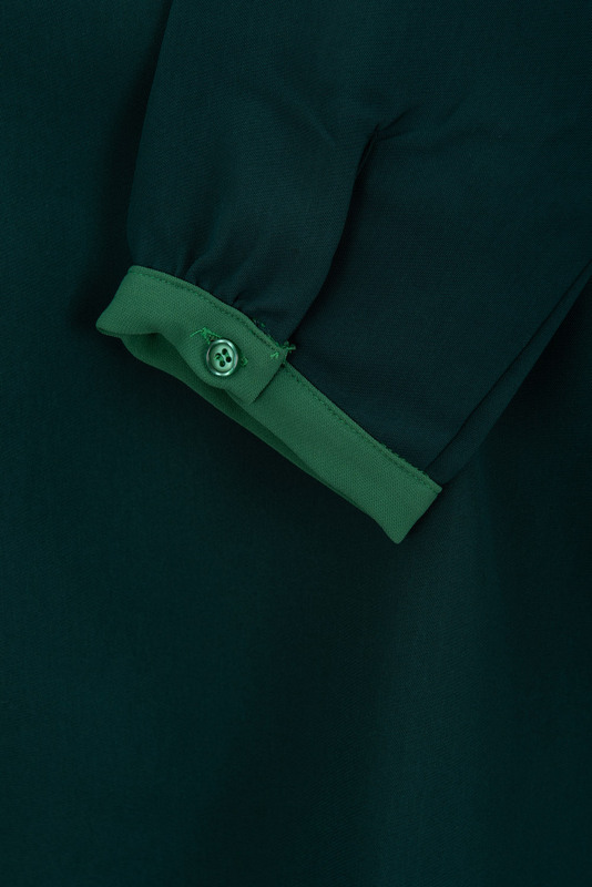 bluzka luźna w kolorze butelkowej zieleni z guzikiem przy mankietach