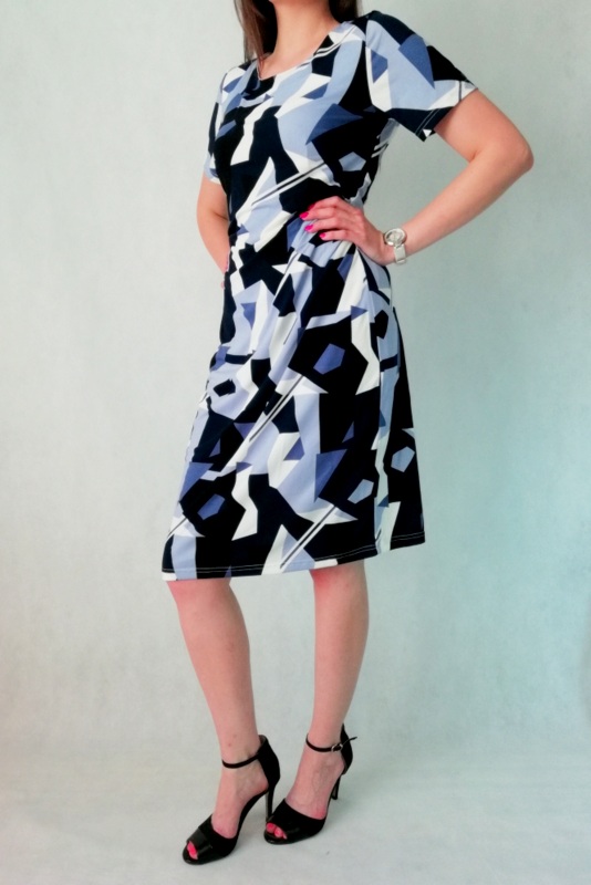 sukienka z rękawkiem w niebiesko czarne geometryczne wzory
